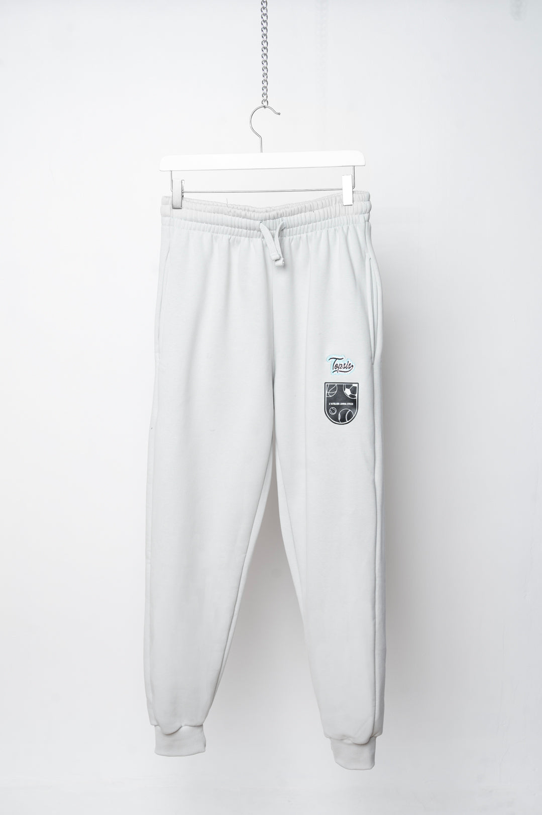 Pantalon Jogging Gris Claire Écusson Anna Stezi avec des Ballons et logo TOPSIS Brodé